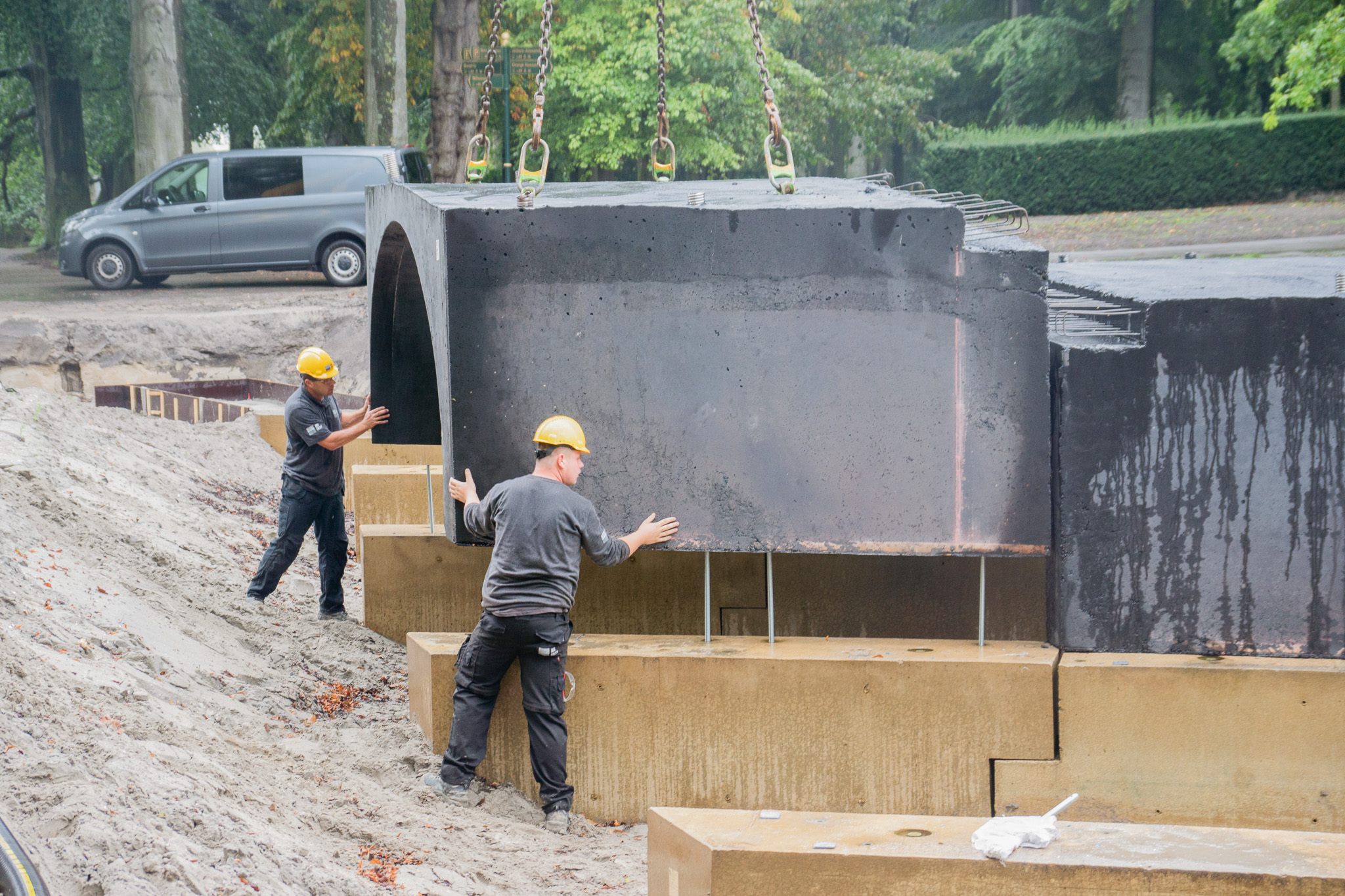 Plaatsting beton element brug Keukenhof