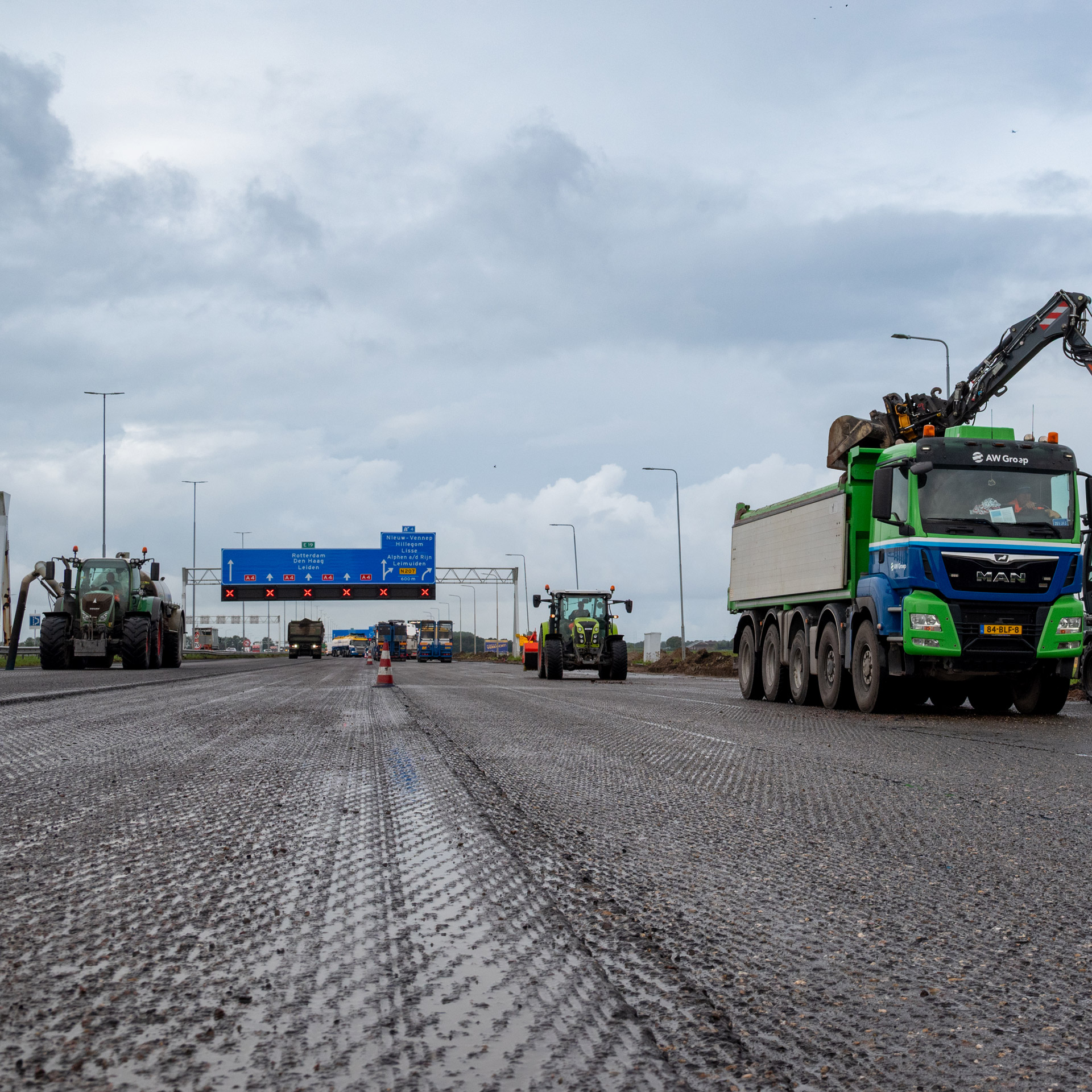 Wagens op asfalt.
