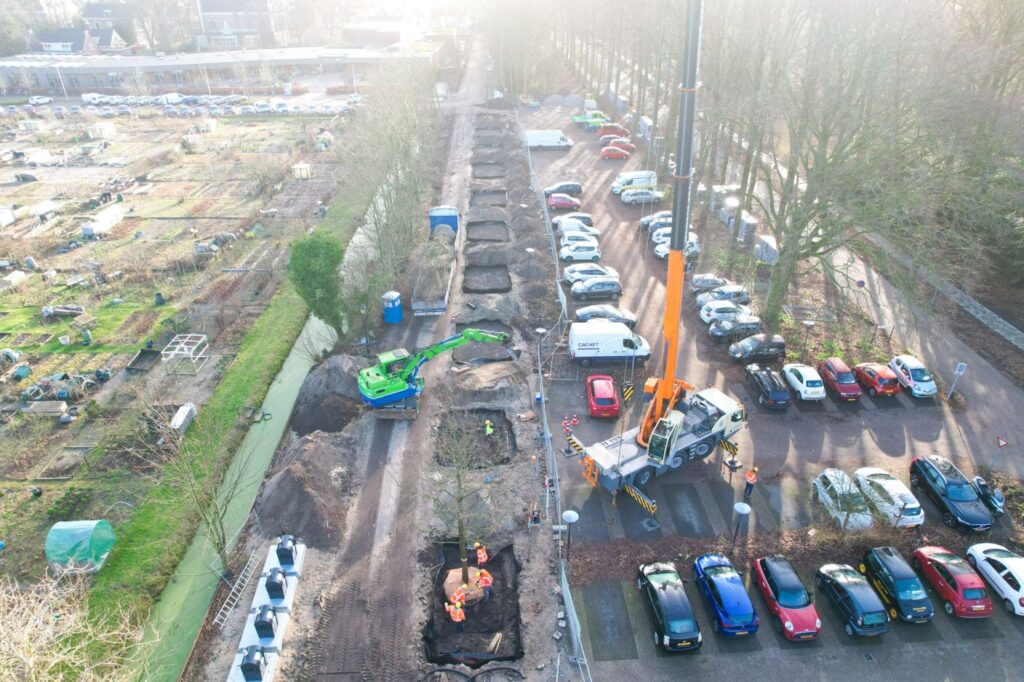 Boom wordt geplaatst met machines, beeld van boven.